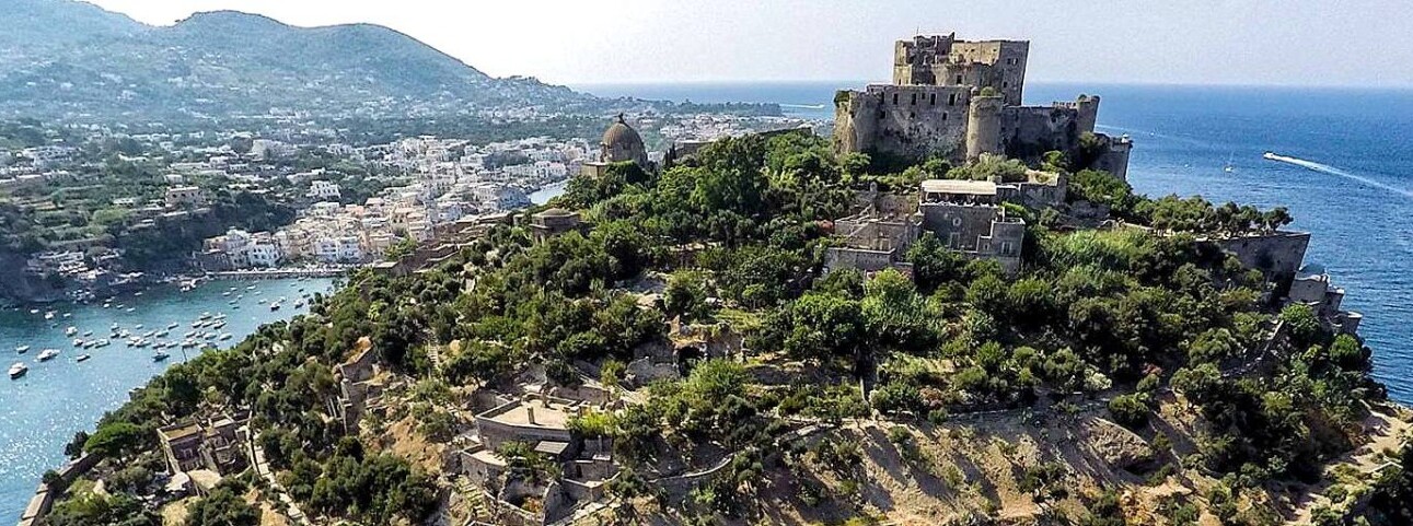 Ischia a v popředí Aragonský hrad (autor: Luigi Conte)